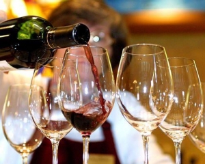 В домашнем баре надо иметь четыре сорта вина