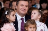 Янукович водил хороводы и обнимался с детьми
