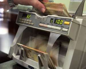 Евро подешевел на 2 копейки, за доллар дают больше 8 гривен - межбанк