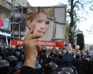 &quot;Юлия — ты дочь народа&quot; - прихильники Тимошенко прийшли до СІЗО на 100-й день ув&#039;язнення