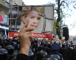 "Юлия — ты дочь народа" - прихильники Тимошенко прийшли до СІЗО на 100-й день ув'язнення