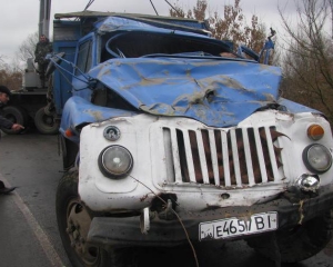 В Винницкой области два грузовика переехали пьяного, уснувшего на дороге