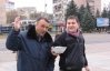 Януковичу почистили ухо и передали миску "Мивины"