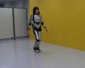 Японский человекообразный робот при ходьбе покачивает бедрами