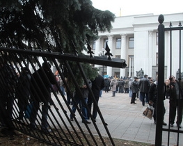 У Раді вирішили, що паркану мало і купили собі камеру спостереження