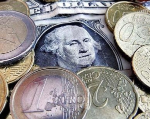 Евро подешевел на 4 копейки, курс доллара почти не изменился - межбанк