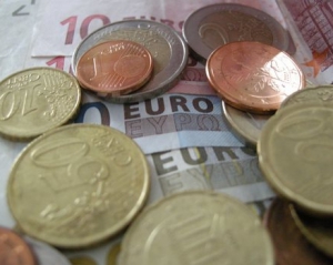 Евро подешевел на 5 копеек, за доллар дают больше 8 гривен - межбанк