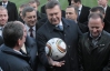 Янукович на глазах у Беланова "поигрался" эксклюзивным мячом