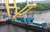 Огромный плавучий кран упал на мост в Киеве