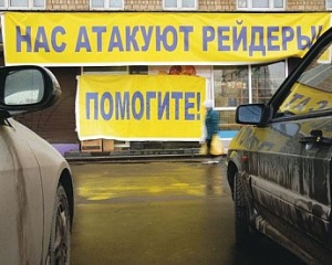 Рейдери відірвали підприємцю середній палець: у Полтаві штурмували ринок