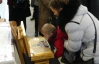 В Тернополе дети целуют мощи святого Николая