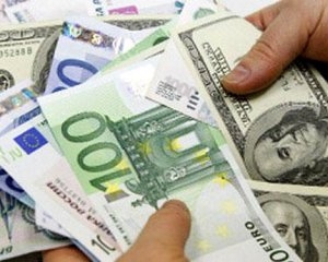 В Украине немного подешевели доллар и евро