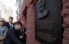У Києві невідомі попсували меморіальну дошку Столипіна "шабельними ранами"