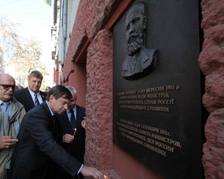 У Києві невідомі попсували меморіальну дошку Столипіна "шабельними ранами"