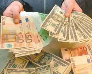 В Украине евро подешевел на 3 копейки, курс доллара существенно не изменился