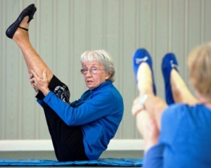 91-річна бабуся стала найстарішим учителем йоги в світі