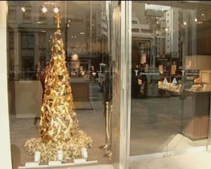В Японии продают золотую елку за 2 млн долларов