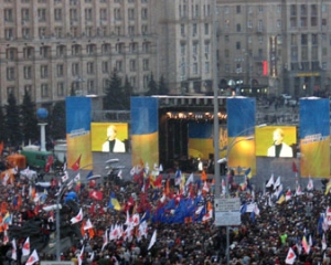 Людей на Майдані оточили &quot;беркутівці&quot;: починаються сутички