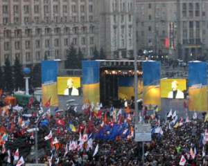 Людей на Майдані оточили &quot;беркутівці&quot;: починаються сутички