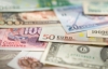 В Україні долар тримається нижче 8 гривень, євро подевшав на 1 копійку
