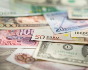 В Україні долар тримається нижче 8 гривень, євро подевшав на 1 копійку