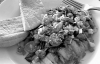 Авокадо в салате заливают горчичным соусом