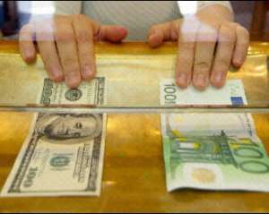 Долар опустився трохи нижче 8 гривень, євро втратив 5 копійок