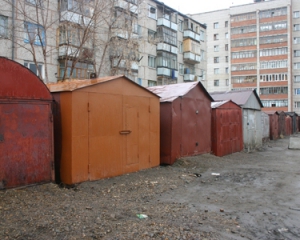 18-річна дівчина украла залізний гараж у Кременчуці