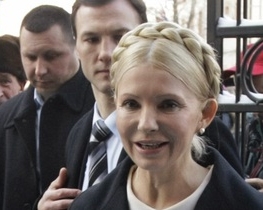 &quot;Тимошенко з неслухняними ногами і ковдрою на голові по лікарні тягнули два амбали&quot;