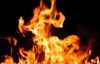 На Житомирщині дівчинка обпалила руки, але витягла з вогню брата і сестру
