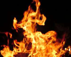 На Житомирщині дівчинка обпалила руки, але витягла з вогню брата і сестру