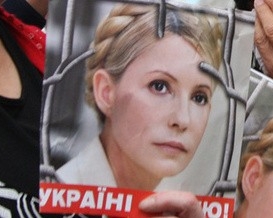 Возле Лукьяновского СИЗО тысячи людей празднуют именины Тимошенко