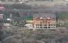 Шестиметровий паркан не врятував: журналісти зняли страусів Януковича та фінський 5-поверховий будинок