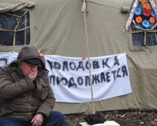 Донецкие чернобыльцы продолжают акцию протеста: голодают 29 человек