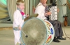 3-річний Валентин Моцний грає на весіллях