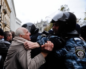 Під Кабміном &quot;беркутівці&quot; билися з чорнобильцями: людей тягнули по землі і кидали в автозаки