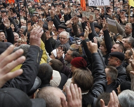 &quot;Янукович, кровь Коноплева на твоих руках&quot; - львовяне митингуют под ОГА