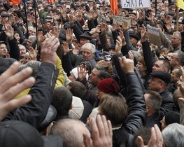 &quot;Янукович, кров Конопльова на твоїх руках&quot; - львів&#039;яни мітингують під ОДА