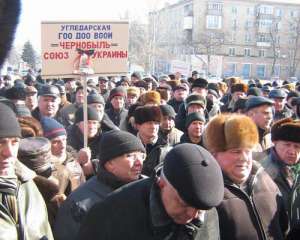 Голодающие чернобыльцы перекрыли движение в центре Донецка