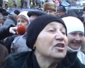 "Я прийшла Азарова вбити на**ен": під Кабміном завелася нова "баба Параска"