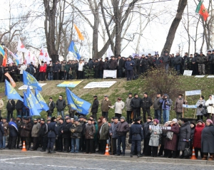 Под Кабмином собираются чернобыльцы, но к зданию правительства их не пускают