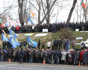 Під Кабміном збираються чорнобильці, та до будівлі уряду їх не пускають