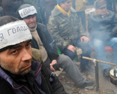 Возле Кабмина восемь чернобыльцев начали голодовку