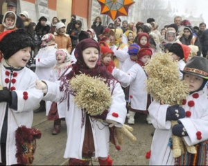 Перший заробіток українців - колядування  і збирання пляшок