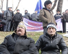 Міліція заборонила чорнобильцям сидіти на лавках у Маріїнському парку і пригрозила розігнати
