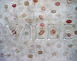 Могилу Оскара Уайльда покрили склом, щоб захистити від поцілунків прихильниць