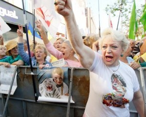 Под Апелляционным судом сторонники Тимошенко подрались с офицером внутренних войск