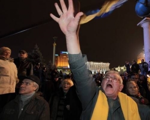 На Майдане призывают объединиться и устроить революцию