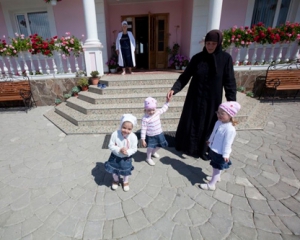 Настоятелька монастиря в Румунії народила близнюків від священика