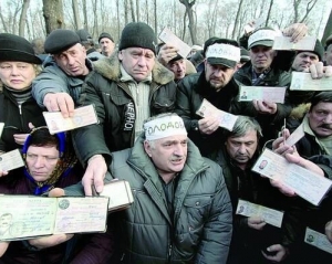 Киевляне приносят чернобыльцам в Мариинском парке теплые одеяла и чай